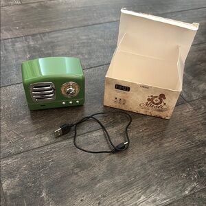 Retro Portable Bluetooth Speaker - Green